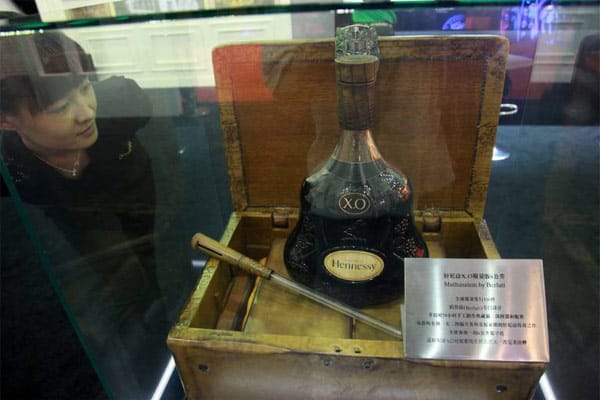 Hennessy XO ist ein Cognac, der aus bis zu 100 Jahre alten Bränden besteht. XO steht für "Extremly Old" und wurde im Jahre 1870 von Maurice Hennessy kreiert. 700 ml kosten rund 150 Euro. Was diese Flasche in der großen Version kostet, ist leider nicht bekannt.