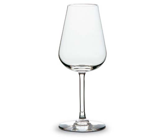 Übrigens trinken Franzosen den Cognac eher in schmalen, hochwandigen Nosing-Gläsern und nicht in den ausladenden Schwenkgläsern.