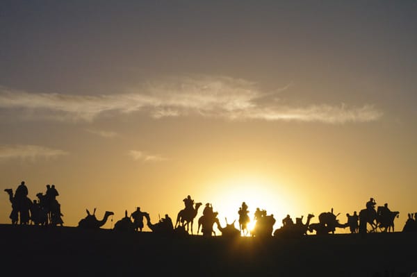 Kamelreiter auf einer Düne vor Timbuktu (Mali).