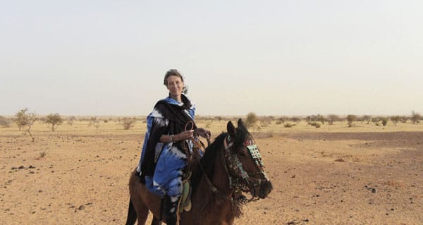 Désirée von Trotha in der Wüste Sahara.