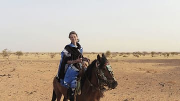 Désirée von Trotha in der Wüste Sahara.
