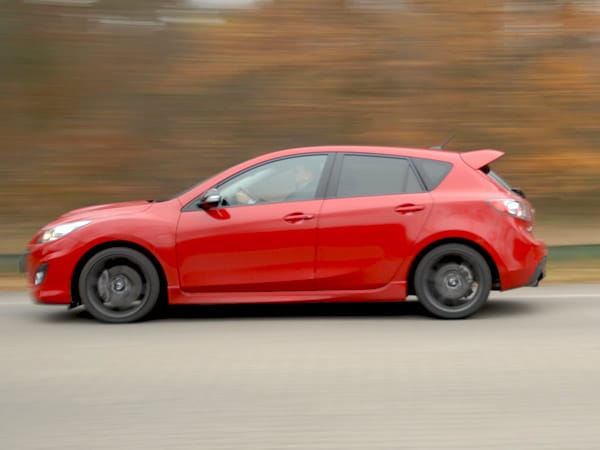 In 6,1 Sekunden spurtet der Mazda3 MPS auf Tempo 100. Das maximale Drehmoment liegt bei 380 Newtonmetern. Bei Tempo 250 wird der Wagen elektronisch abgeregelt.