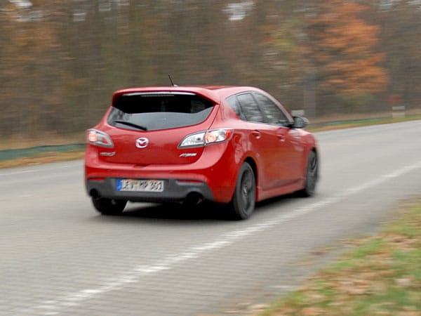 Das Fahrwerks ist nicht allzu hart abgestimmt und so bietet der Mazda für ein sportliches Fahrzeug dieser Gangart einen ordentlichen Federungskomfort.