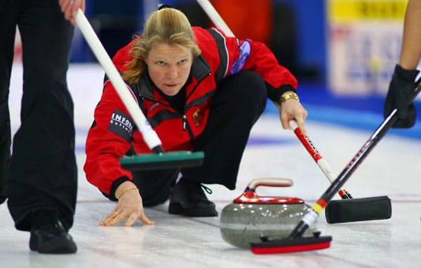 Auch beim Curling hat Deutschland einiges zu bieten. Die 47-jährige Andrea Schöpp ist die älteste Weltmeisterin ihrer Disziplin. Der Titel 2010 im kanadischen Swift Current war ihr zweiter WM-Gewinn. Bereits 22 Jahre zuvor holte sie den Titel beim "Schach auf dem Eis".