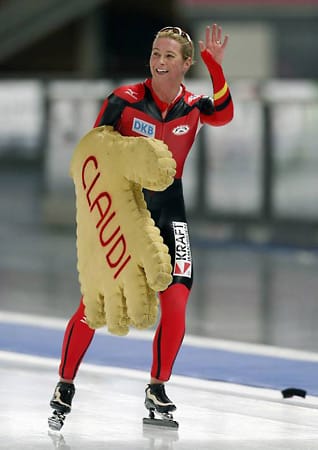 Claudia Pechstein feierte ihren ersten großen Erfolg im Eisschnelllauf bereits 1992 mit Platz drei über 5.000 Meter. Mit fünf Olympiasiegen und vier weiteren Medaillen ist sie die bisher erfolgreichste deutsche Olympionikin bei Winterspielen aller Zeiten.