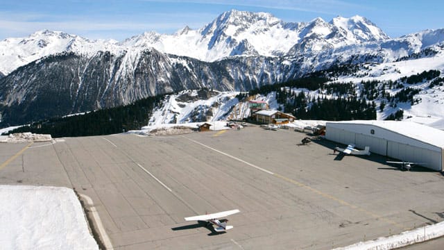 Der Flughafen Courchevel in den französischen Alpen: Während die Passagiere die Aussicht genießen können, muss der Pilot brillieren.