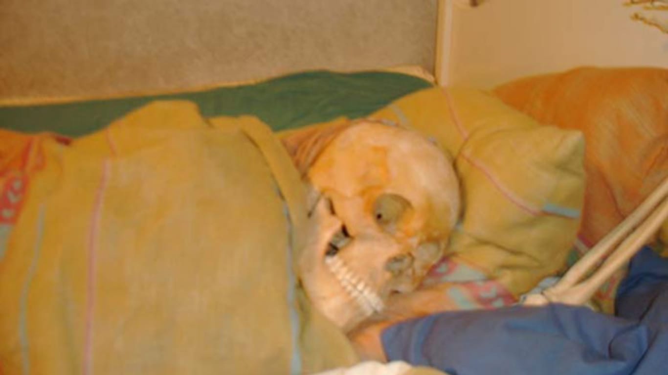 Im Bett der Schwedin fand die Polizei ein Skelett