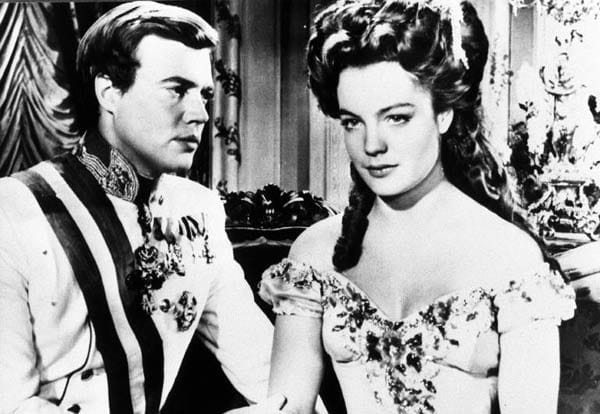 Zum Vergleich: Romy Schneider als Sissi zusammen mit Karlheinz Böhm als Kaiser Franz Joseph in "Sissi die junge Kaiserin" von 1956.