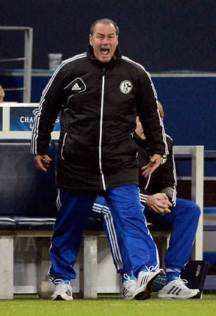 Schalkes Huub Stevens ist lange Zeit unzufrieden mit der Leistung seines Teams gegen Olympiakos Piräus.