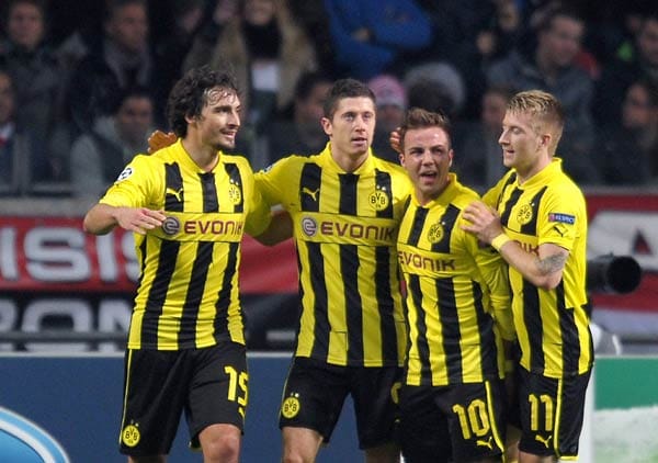 Mats Hummels (li.) mit den Torschützen: Lewandowski, Götze, Reus (v. li.). Borussia Dortmund steht bereits nach fünf Spieltagen als Gruppensieger fest.