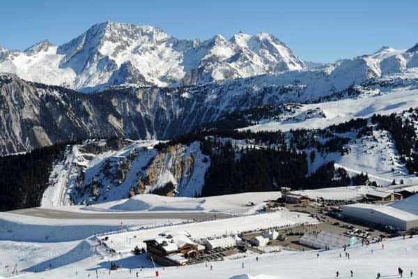 Vor allem Urlauber, die in dem nahegelegenen Skigebiet ihre freien Tage verbringen, landen am Flughafen Courchevel, der auch "Altiport" (Flughafen in einem Gebirge) genannt wird.