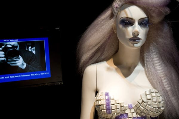 Die Kamera liefert ein Bild des vor der Puppe stehenden Fotografen. Die sogenannten "EyeSee-Mannequins" könnten Alter, Geschlecht und Ethnie eines Kunden feststellen.