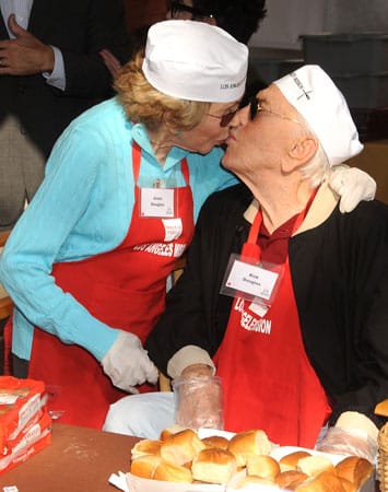 So süß turtelten Kirk Douglas (95) und seine Ehefrau Anne in aller Öffentlichkeit.