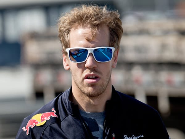 Sebastian Vettel kommt auf der Rennstrecke in Interlagos an. Er steht beim Saisonfinale mächtig unter Druck.