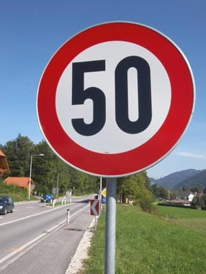 Innerhalb geschlossener Ortschaften gilt eine zulässige Höchstgeschwindigkeit von 50 Km/h