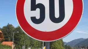 Innerhalb geschlossener Ortschaften gilt eine zulässige Höchstgeschwindigkeit von 50 Km/h