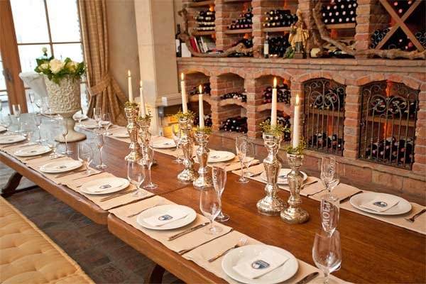 Die traditionell eingerichtete "Wedelhütte" im Hochzillertal bietet mit Gourmet-Restaurant, Spa und einem über zwei Stockwerke reichenden Weinkeller im Felsengewölbe den Standard eines Fünfsterne-Hauses.