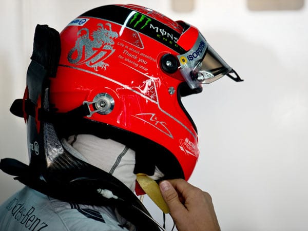 Michael Schumacher hat für sein letztes Rennen einen speziellen Helm. Neben seinem Markenzeichen, dem Drachen, steht geschrieben: "Life is about passions - Thank you for sharing mine" (Im Leben geht es um Leidenschaft - Danke, dass ihr meine geteilt habt).
