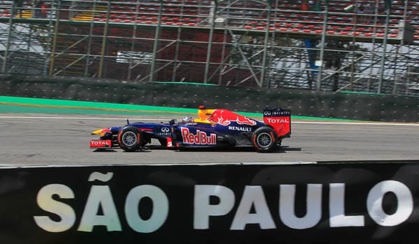 Sebastian Vettel jagt seinen Red Bull über die Strecke Interlagos bei Sao Paulo.