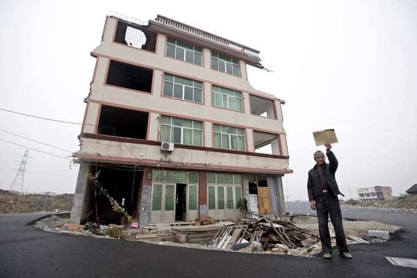 Straßenbau in China: Ein Ehepaar weigert sich ihr Haus zu räumen Straßenbau in China: Ein Ehepaar weigert sich ihr Haus zu räumen