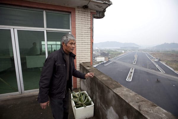 Straßenbau in China: Ein Ehepaar weigert sich ihr Haus zu räumen Straßenbau in China: Ein Ehepaar weigert sich ihr Haus zu räumen