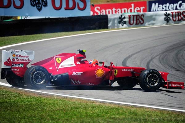 Massa geht etwas über das Limit hinaus und dreht sich mit seinem Ferrari auf der Strecke.