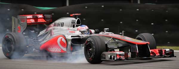 Qualmende Reifen bei Jenson Button. Im Qualifying geht es heiß her.