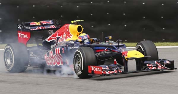Auch bei Vettels Teamkollge Webber qualmen mächtig die Reifen.