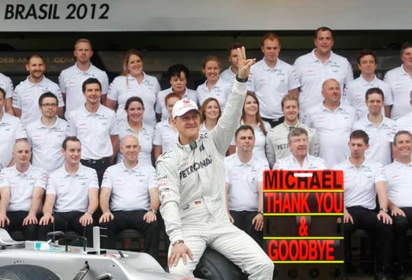 Und das Team steht Schumacher als würdiger Hintergrund zur Verfügung. Das Dankes-Schild hält Ross Brawn.