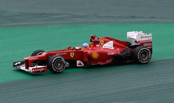 Hier ist für Fernando Alonso beinahe alles vorbei. Er rutscht von der Strecke, kann den Ferrari aber retten.
