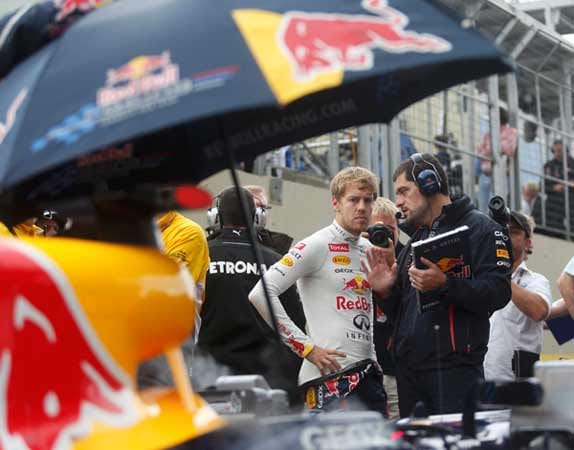 Vettel mit finsterer Miene - angesichts des drohenden Regens ahnt der Red-Bull-Pilot bereits, dass das Rennen chaotisch werden wird.