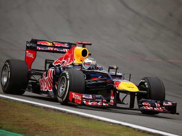 Showdown beim Saison-Finale in Sao Paulo: In einem unglaublichen Rennen, das von Regen bis hin zu Crashs und einem Zieleinlauf hinter dem Safety Car alles zu bieten hatte, genügte dem Red-Bull-Piloten Platz sechs zum erneuten Titelgewinn vor Ferrari-Fahrer Fernando Alonso.
