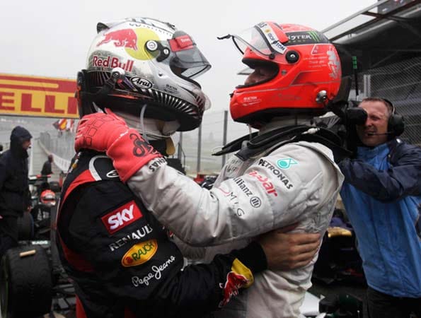 Ein Bild das den deutschen Formel-1-Fans die Tränen in die Augen treibt. Der abtretende Altmeister Michael Schumacher (re.) gratuliert seinem Nachfolger Sebastian Vettel zum dritten WM-Titel.