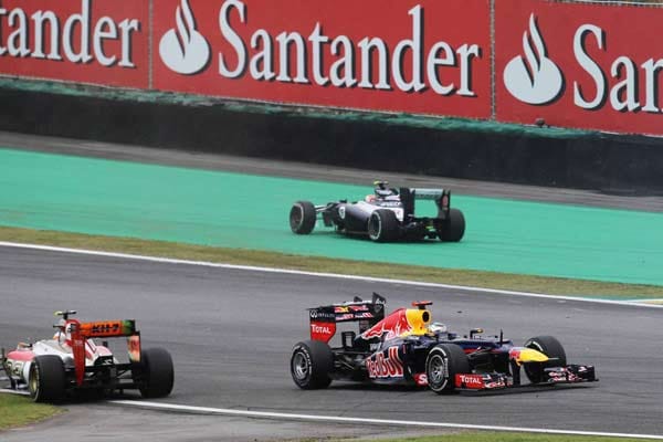 Gleich nach dem Start beginnt das Chaos. Vettel (re.) kollidiert mit Bruno Senna. Das wirft ihn weit zurück.