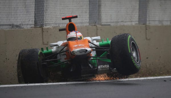 Als Paul di Resta in die Mauer crasht, ist nur noch eine Runde zu absolvieren. Das Safety Car kommt raus, und Vettel muss nur noch dahinter ins Ziel fahren.