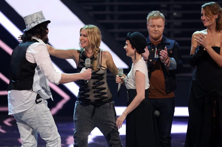 Mrs. Greenbird im Freudentaumel. Die Band gewann die dritte Staffel von "X Factor" und umarmte Sandra Nasic (2.v.li.).