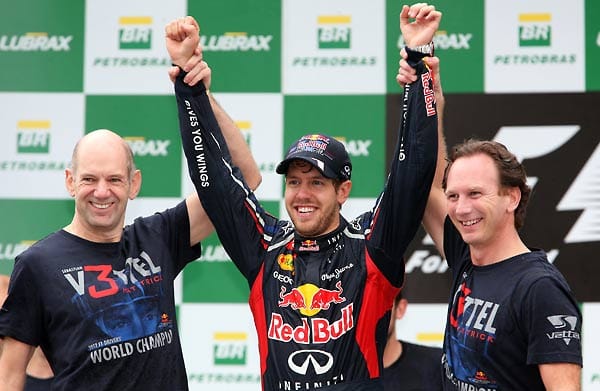 Nach der Party in der Garage steht bei Red Bull das Team-Foto an. Zunächst posieren Adrian Newey (li.) und Christian Horner (re.) mit Vettel.