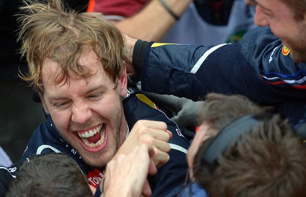 Die Mechaniker fassen Vettel in die Haare. Dieser hat sichtlich Spaß.