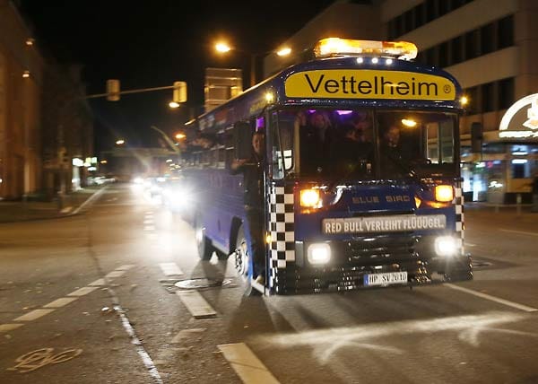 Mit einem Bus startet der "Erste Fanclub Sebastian Vettel" den Autokorso durch "Vettelheim".