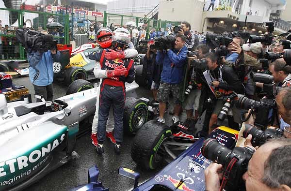 Michael Schumacher war der Erste, der Sebastian Vettel zum Weltmeister-Titel 2012 gratulierte.