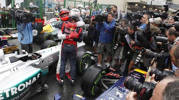 Michael Schumacher war der Erste, der Sebastian Vettel zum Weltmeister-Titel 2012 gratulierte.