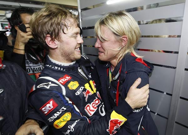 Freudentränen fließen bei Vettels Pressesprecherin Britta Röske. Der Weltmeister tröstet sie im Moment seines größtes Triumphes.