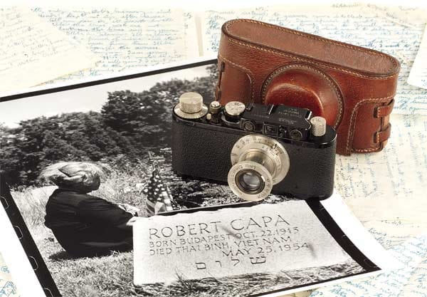 Für die erste Leica von Magnum-Mitbegründer und Kriegsfotograf Robert Capa zahlte ein Bieter immerhin noch satte 78.000 Euro, bei einem Startpreis von 8000 Euro.