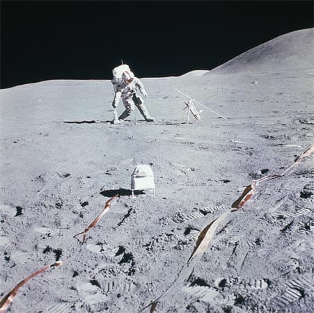 Neben zahlreichen alten Leicas kamen auch einige Fotografien unter den Hammer: So erzielte die "wohl größte, aus privater Hand stammende Sammlung von NASA-Fotografien" 240.000 Euro. Die rund 4500 Fotografien und Dias dokumentieren das gesamte US-Raumfahrtprogramm von 1961 bis 1974, inklusive der Mondlandlung von Neil Armstrong.