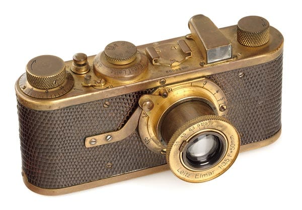 Der zweitteuerste Auktionspreis wurde für eine goldene Kamera gezahlt: Für 1,02 Millionen Euro wechselte bei der Auktion eine so genannte Leica "Luxus" aus dem Jahr 1929 den Besitzer.