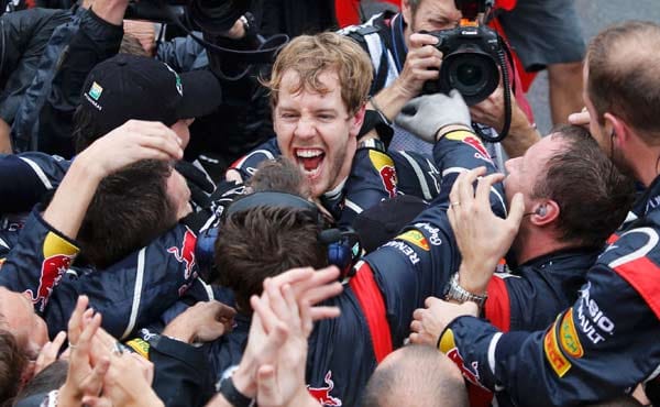 Vom Red-Bull-Team fällt der riesige Druck ab. Sebastian Vettel ist zum dritten Mal nacheinander Formel-1-Weltmeister.