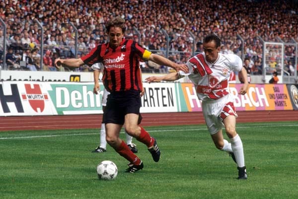Nach dem ersten Bundesliga-Aufstieg der Vereinsgeschichte 1993, erreichte der SC Freiburg 1995 den sensationellen dritten Platz. Die "Breisgau Brasilianer", die ihren Spitznamen zu dieser Zeit auf Grund ihrer attraktiven Spielweise und der Tatsache erhielten, dass Trainer Volker Finke die Spiele zeitweise aus einem Strandkorb schaute, waren geboren. Uwe Spies - hier im Bild gegen den Stuttgarter Günther Schäfer - führte die Mannschaft zu dieser Zeit als Kapitän aufs Feld.