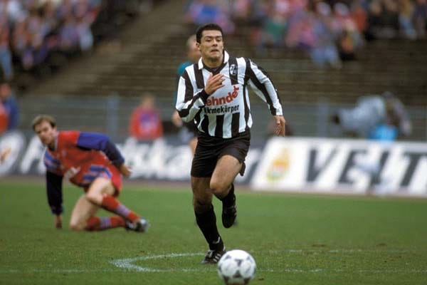 Rodolfo Esteban Cardoso kam 1993 zum SC Freiburg und schaffte im Breisgau seinen Durchbruch als Bundesligaspieler. Zehn Tore gelangen dem Argentinier in seiner ersten Saison, durch die er schnell zum Publikumsliebling wurde. Lange Zeit hielt er zudem den Vereinsrekord für die meisten Treffer in einer Saison. 1994/95 erzielte er 16 Tore.