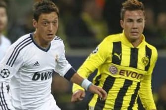 Mesut Özil (li.) von Real Madrid im Duell mit Dortmunds Mario Götze.