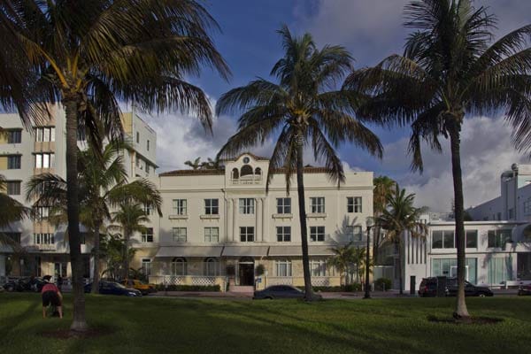 Geheimtipps gibt es auch bei den Hotels, jenseits der immer gleichen Betonburgen, selbst wenn die strenge Bauordnung in Miami die schlimmsten Design-Sünden verhindert hat. Fast schon einen Zeitsprung in die Vergangenheit macht, wer sich in ein kleines, historisch anmutendes Hotel am Ocean Drive von Miami Beach wie das Edgewater Hotel einmietet.